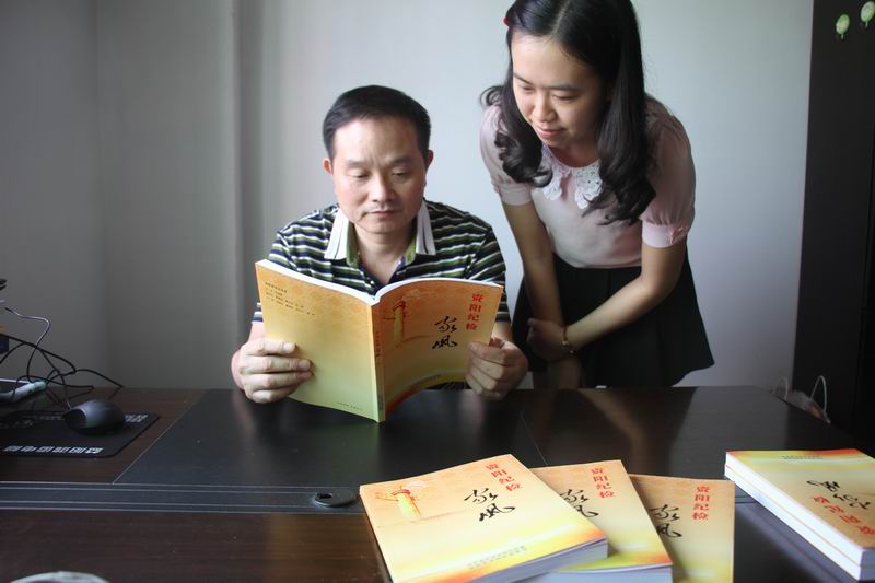 资阳区党员干部阅读《资阳纪检家风》。.jpg 资阳区党员干部阅读《资阳纪检家风》。.jpg